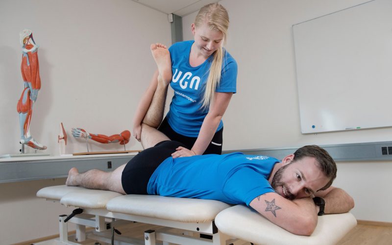 fysioterapeuter-laver-øvelse-med-ben